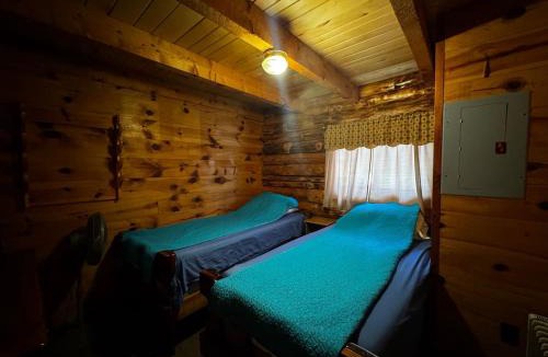 Crystal Falls House | Riverfront Cabin 9