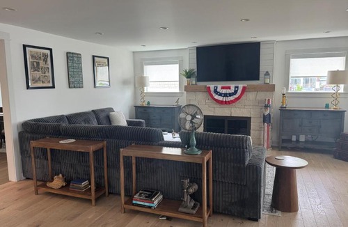 McHenry House | Riverfront Entertainment Haven