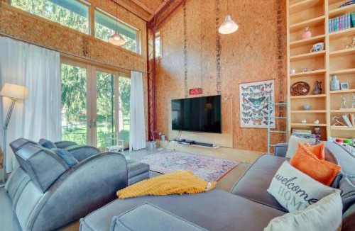 Libertyville House | Riverfront Libertyville Retreat w/Outdoor Kitchen