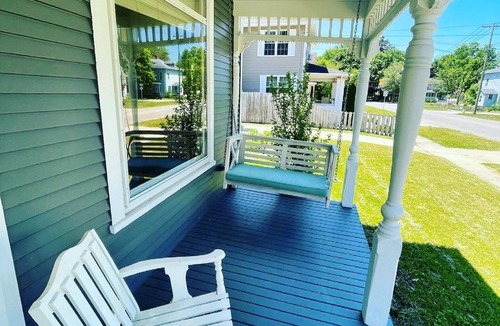 Niles House | Riverwalk Retreat on Main. Spacious updated Victorian Home in the heart of Niles