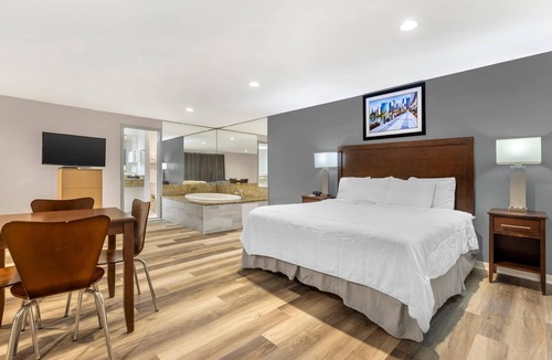 Lyons Hotel | Rodeway Inn Lyons - La Grange