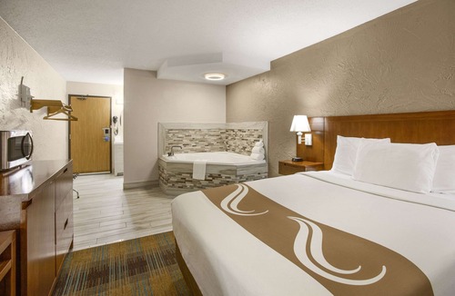 Grand Rapids Hotel | Rodeway Inn & Suites Grand Rapids Southeast