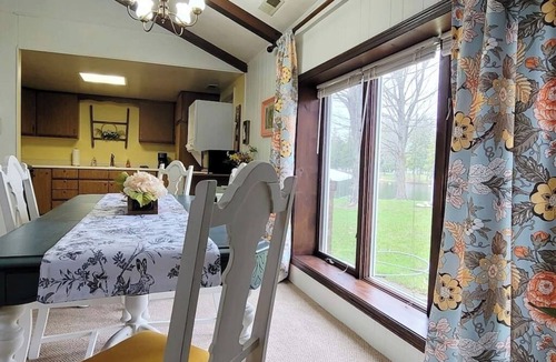 Paw Paw Cottage | Romantic 1 BR Lakeside Cottage w/KING BED