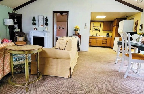 Paw Paw Cottage | Romantic 1 BR Lakeside Cottage w/KING BED