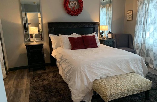 St. Joseph House | Romantic king suite located 15 minutes from U of I