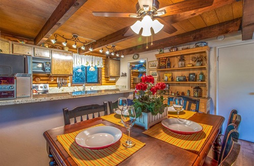 Idyllwild Cabin | ROMANTIC LOG CABIN ~ Quiet, Clean, Cozy ~Walk to Trails, 3 Min to Town!