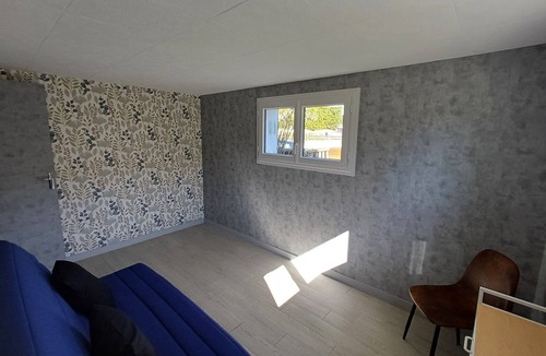 Luynes Bed & Breakfast | Room with private shower and toilet in Luynes