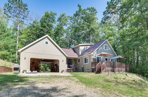 Higgins Lake Cottage | Roscommon Retreat w/Deck ~ 1 Mile to Higgins Lake