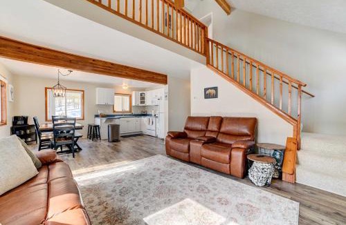 Higgins Lake House | Roscommon Retreat w/Deck ~ 1 Mile to Higgins Lake