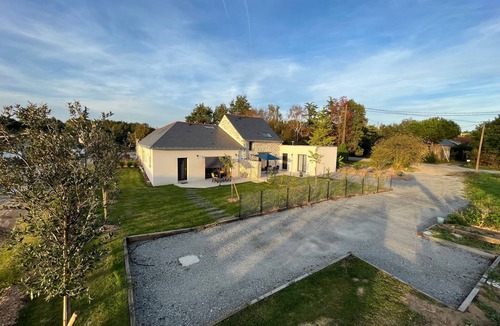 Nort-sur-Erdre Cottage | Rustic Charm: Renovated Barn near Nantes with Garden & Canal Access