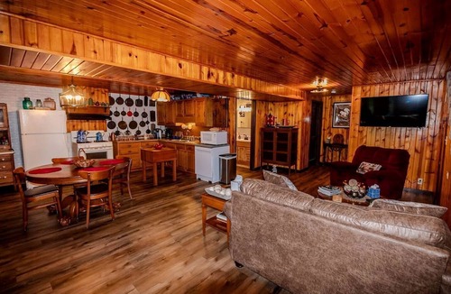 Dundas Cabin | Rustic, Pet Friendly Cabin near East Fork Lake, Olney, Illinois