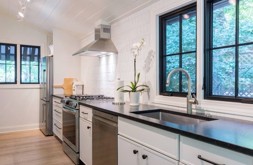Douglas House | Secluded 3-Bedroom Luxury Retreat near Beach – Perfect Getaway!