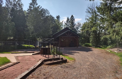 Weyerhaeuser Cabin | Secluded cabin in the woods-UTV, hunting, fishing, pet friendly