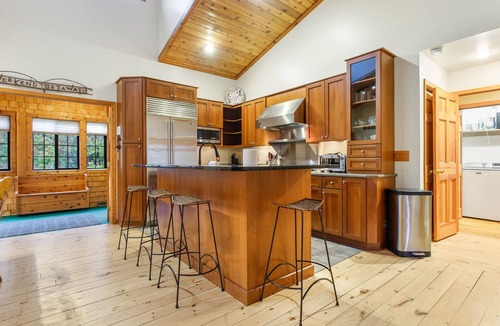 Fennville House | Secluded dog-friendly cabin on 10 acres - hot tub & game room!