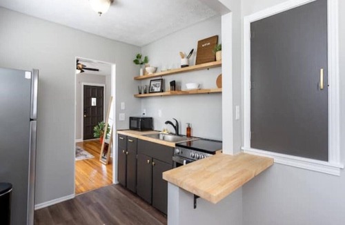 Speedway House | See description for Indy 500 negotiating. 1-2 blocks from Lot 2 entrance to IMS
