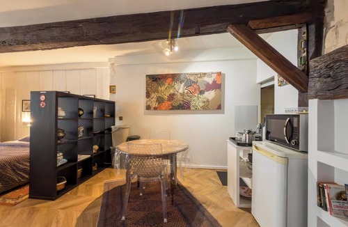 Haie Vigne Apartment | Separate master suite, 18th century residence