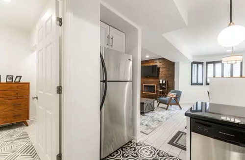 Boystown Condo | Serene 2-bedroom condo with AC in vibrant Chicago