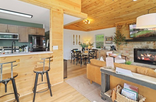 Crittenden House | Serene Kentucky Lake Cabin Hot tub, Kayaks, Quiet Space, 15 min to Ark