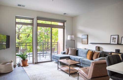 Shorewood Apartment | Shorewood Luxury 1BR Apartment with Gym and Balcony