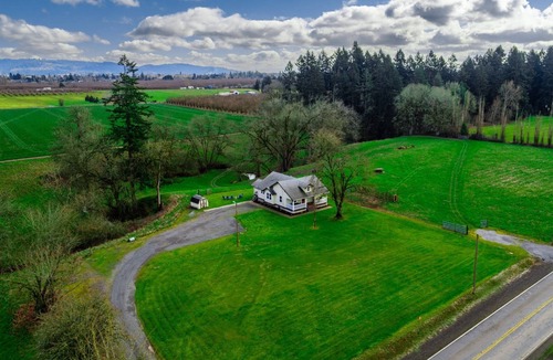 Newberg House | Single Level Country Cottage, New Decor, Huge Yard w/Farmland Views, 5 Min to Newberg