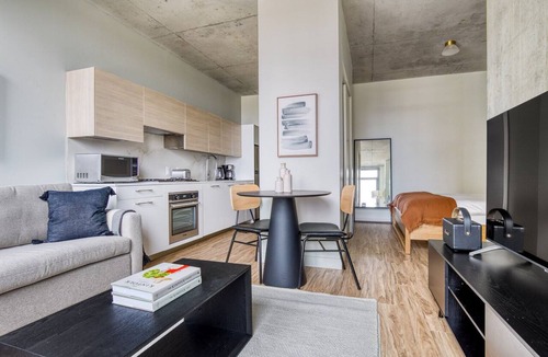 West Loop Gate Apartment | Sleek West Loop Studio w/Deck, Pool & Gym, 3 blocks to L, by Blueground