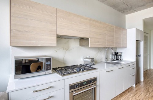 West Loop Gate Apartment | Sleek West Loop Studio w/Deck, Pool & Gym, 3 blocks to L, by Blueground