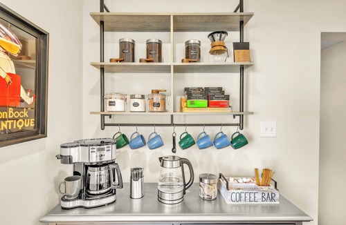 Brookfield House | Sleeps 10 + Coffee bar + Game Room + Train to CHGO - Holiday Home