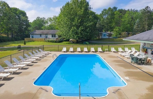 Saugatuck House | Sleeps 10-Hot Tub-Close to Downtown-Resort Pool