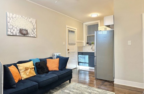 Oak Park Apartment | Sleeps 12/Free parking+20 min to DT Chicago