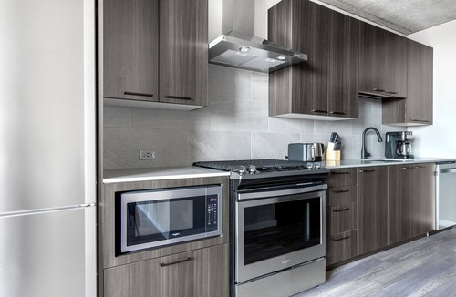 West Loop Apartment | Smart West Loop Studio w/Pool, Gym, nr. Fulton Market, by Blueground