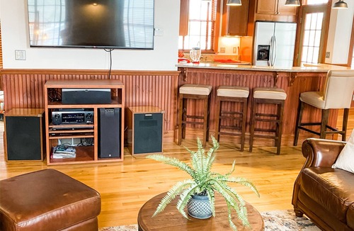 Traverse City Apartment | Smittys TC Victorian Carriage House Meets Urban Loft Granite, Maple, Stainless