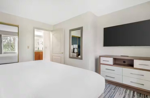 Mishawaka Hotel | South Bend Hub w/Quick Stadium Access: Perfect for Football and Hockey Fans