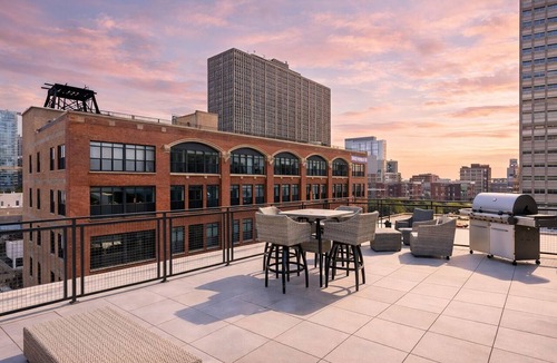 Near South Side Apartment | South Loop 2BR Oasis w/Patio & Gym Near McCormick Place and Soldier Field