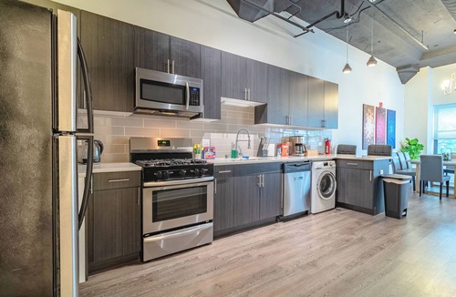 Near South Side Apartment | South Loop Chicago 3BR Corner Suite Near Museum Campus & Millennium Park