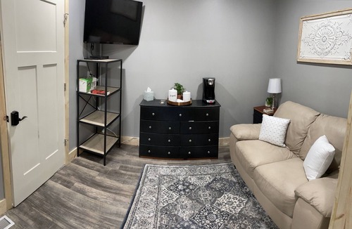 St. Joseph House | Southern Charm 2 bedroom family suite sleeps 4 located close to Champaign-Urbana