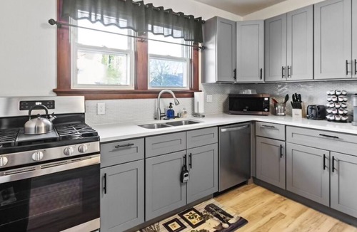 Bay View House | Spacious 2bd lower unit located in Bay View, pet friendly.
