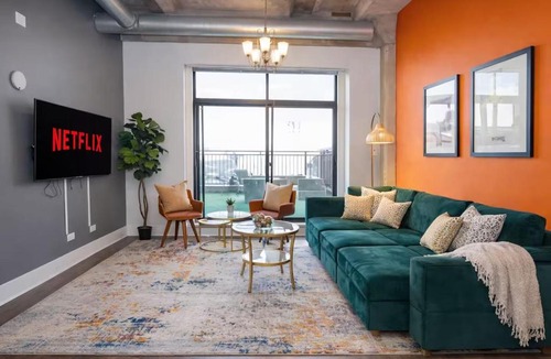 Near South Side Apartment | Spacious 2BR South Loop Suite with Skyline View, Optional Parking and Gym Access Close to McCormick Place, Grant Park, Museum Campus & CTA Lines