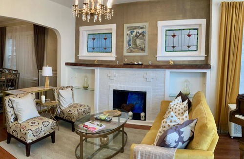 Rogers Park Apartment | Spacious 2BR, this hidden gem combines vintage allure with urban flair!