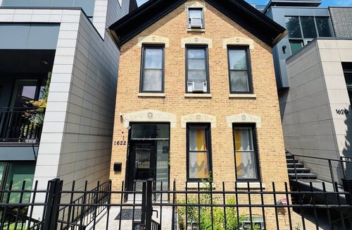 Wicker Park Apartment | Spacious 3-bedroom apartment in lovely Chicago with FREE Garage Parking