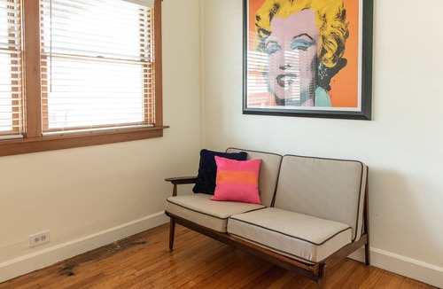 North Center Apartment | Spacious 3 bedroom in ideal Roscoe village location