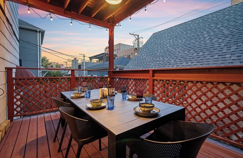 North Center Apartment | Spacious 3BR/2BA North Center Gem - 10-Min Walk to Brown Line - Fast Wi-Fi