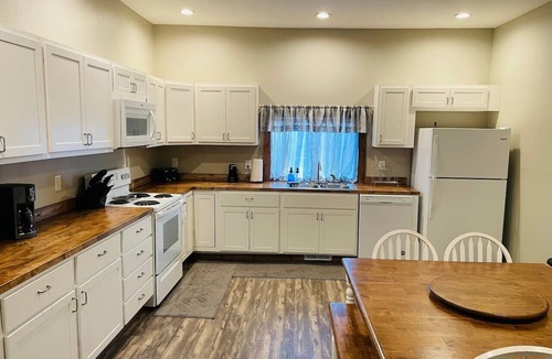 Wabash Apartment | Spacious 3BR Downtown Farmhouse Near Honeywell Long-Stay Friendly & Cozy