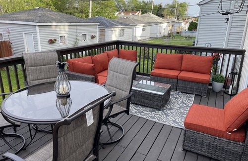 Jefferson Park House | Spacious 3BR Duplex for Groups-Near Airport & Downtown-Cozy & Quiet