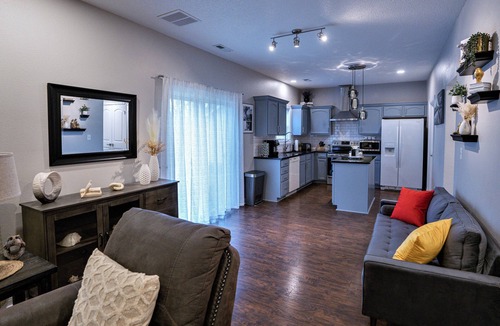 Bloomington House | Spacious 3BR Home - Sleeps 8 - 10 Min to Downtown Bloomington