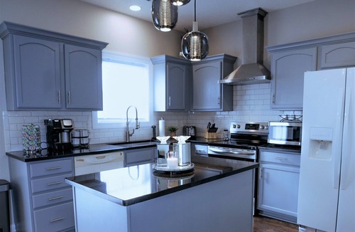 Bloomington House | Spacious 3BR Home - Sleeps 8 - 10 Min to Downtown Bloomington