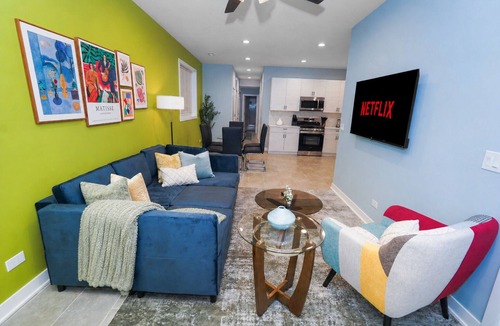 East Garfield Park Hotel | Spacious 3BR Near United Center & Medical District