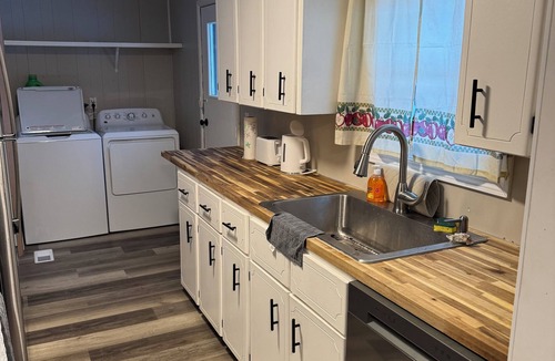 Traverse City House | “Spacious 3BR Retreat with Deck, hot tub & Grill – Near Downtown Traverse City”