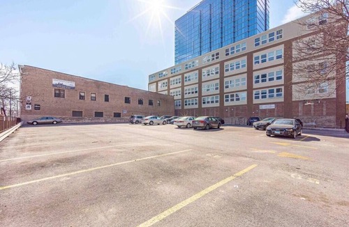 Near South Side Apartment | Spacious 3BR Suite South Loop Chicago Near McCormick Place & Soldier Field