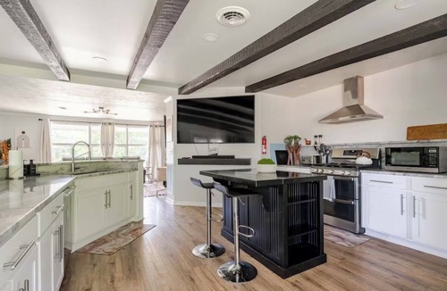 Wooded Estates House | Spacious 4-bedroom house steps from Notre Dame