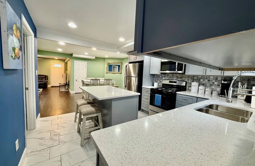 Forestview House | Spacious 4-bedroom house in welcoming Hammond . 10 minutes of horseshoe Casino.